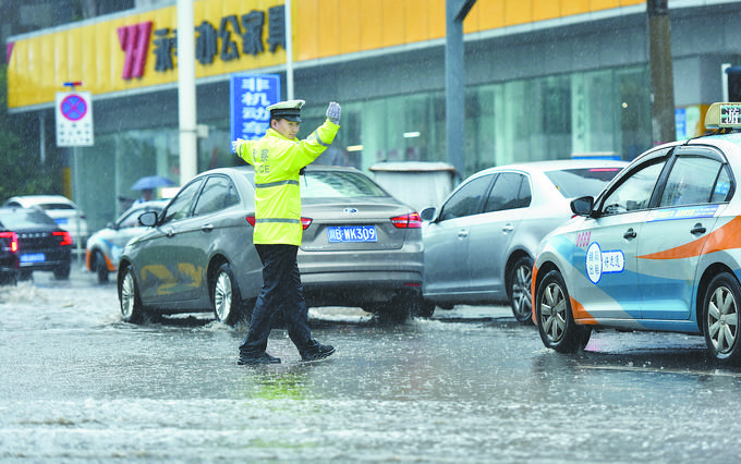 雨中保畅通